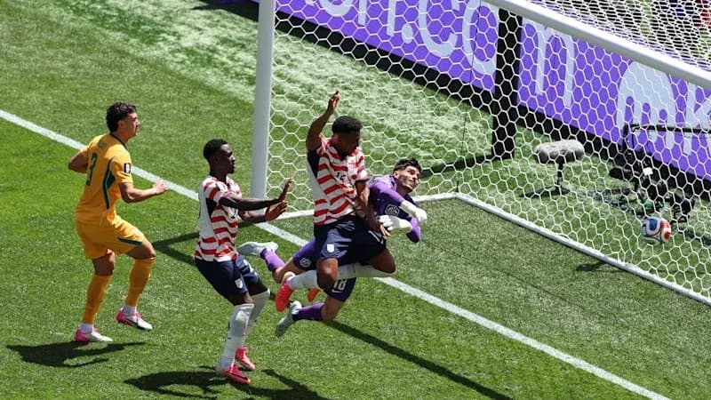 Jugadores compiten en la portería durante el partido