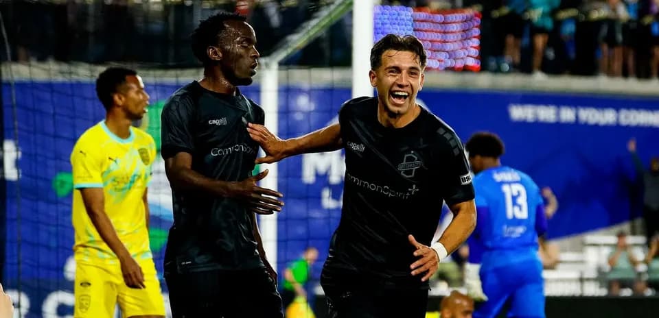 Jugadores celebrando un gol en partido de fútbol