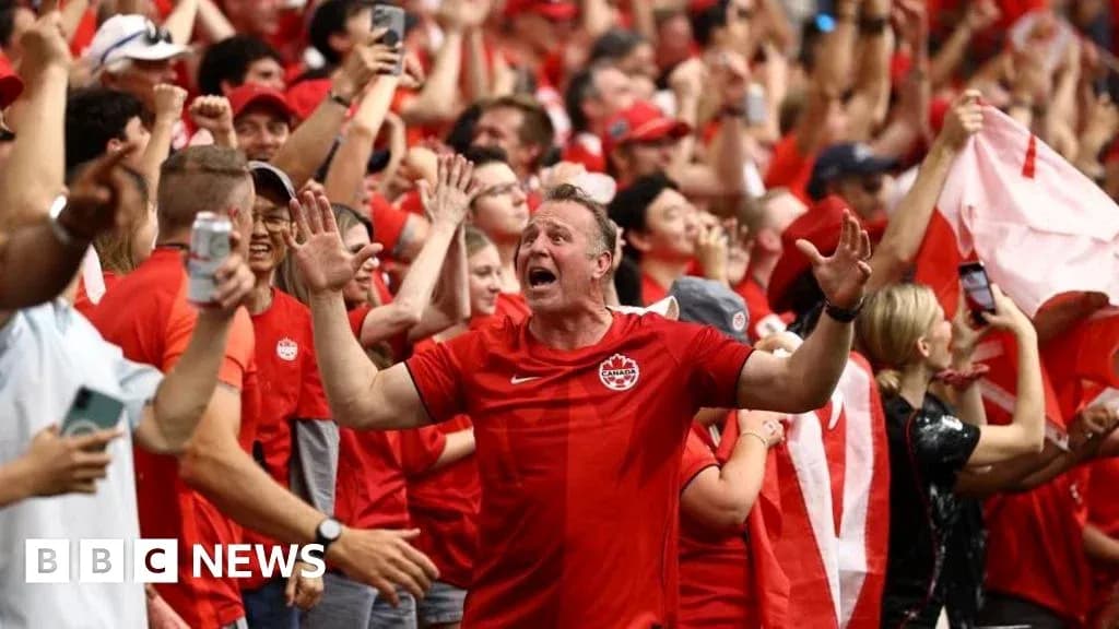 Aficionados animando en un partido de fútbol