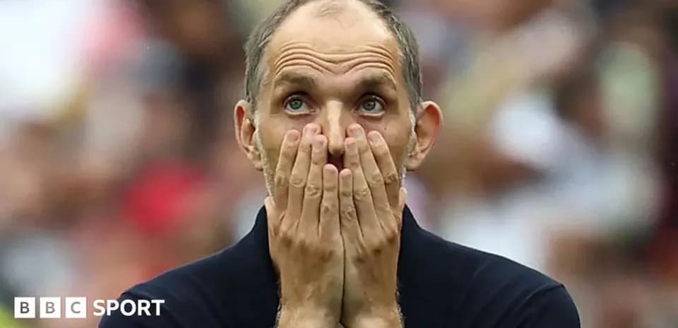 Entrenador con las manos en la cara durante el partido