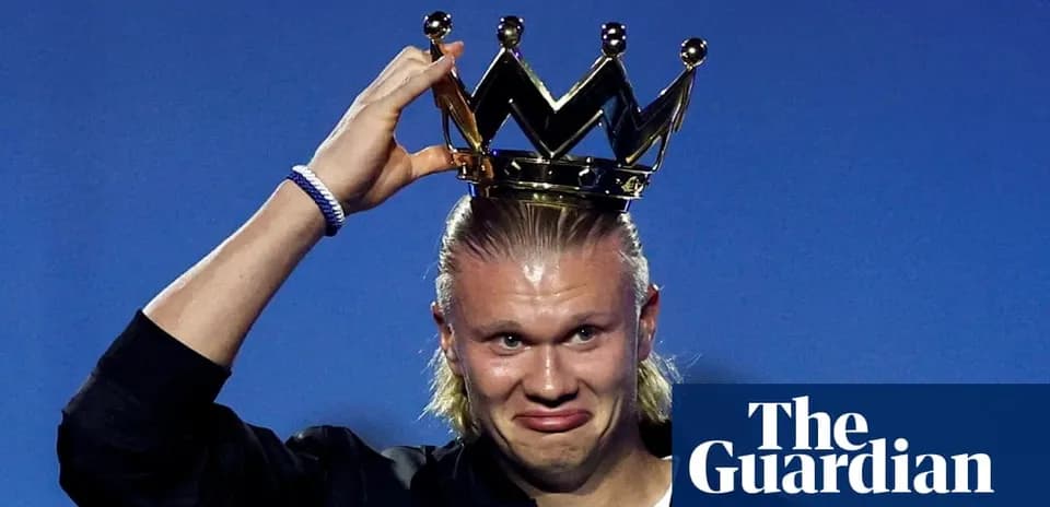 Jugador levantando una corona en ceremonia de premiación