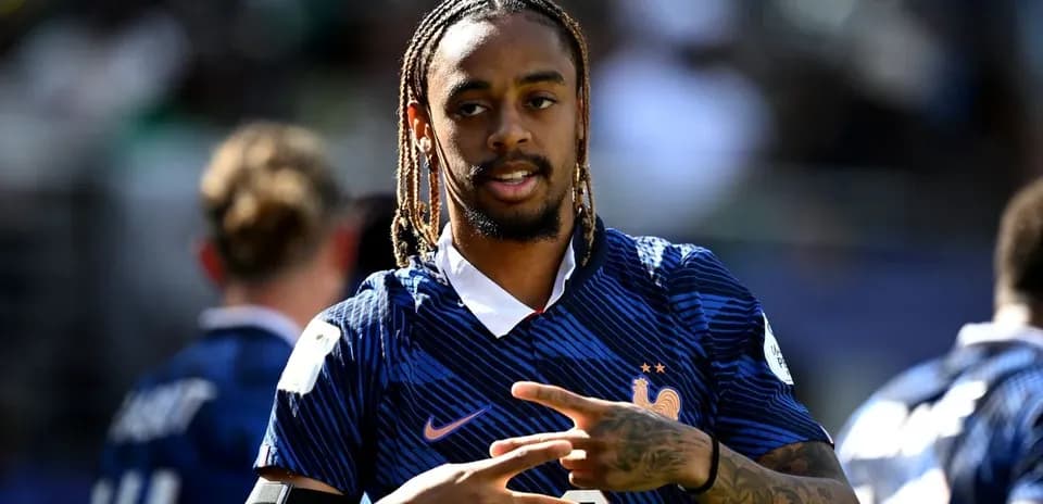 Jugador de Francia mostrando el signo de paz