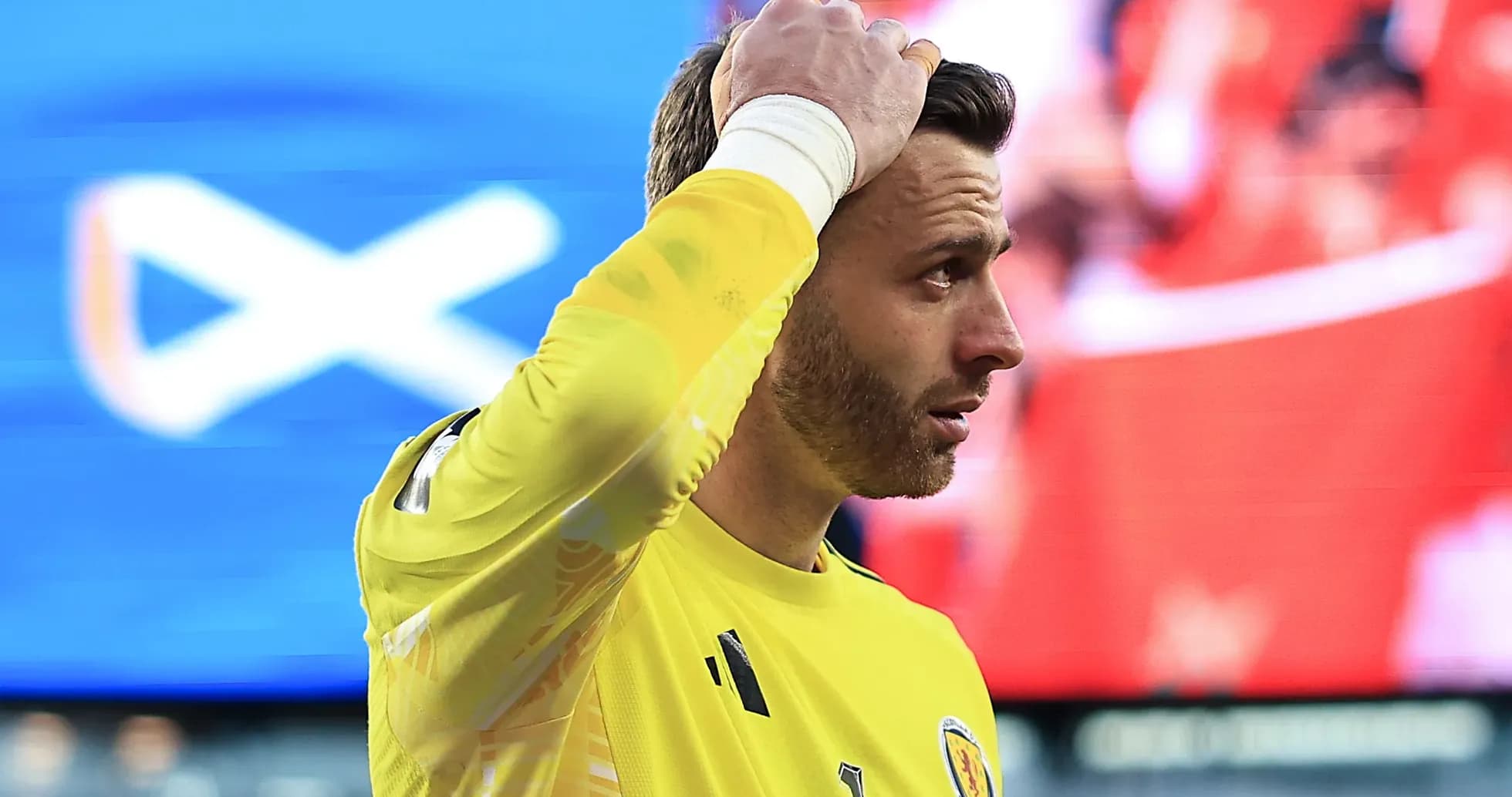 Portero con camiseta amarilla durante el partido