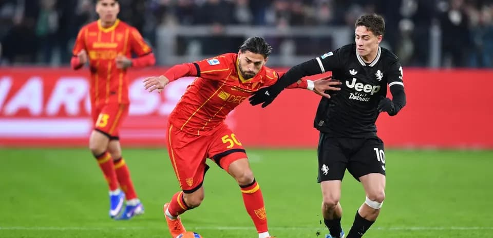 Jugador de Lecce driblando a jugador de Juventus