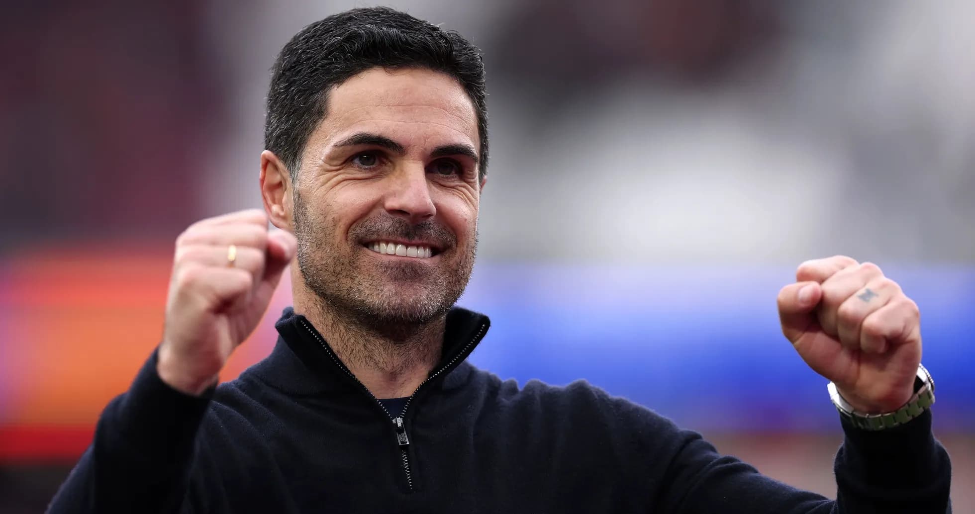 Entrenador celebrando con puño en alto