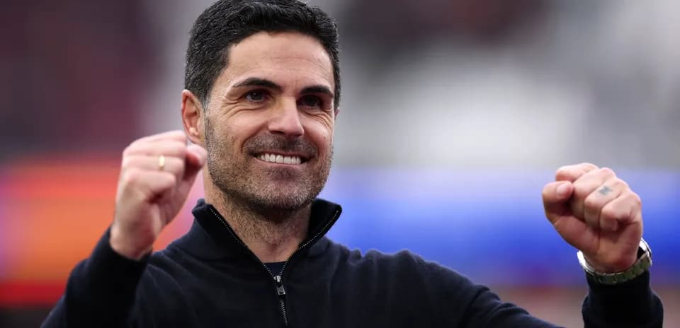 Entrenador celebrando con puño en alto