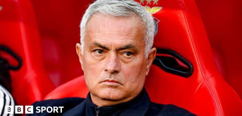 Entrenador sentado en banco durante partido