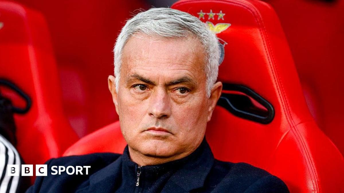 Entrenador sentado en banco durante partido