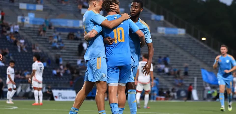 Jugadores celebrando un gol durante el partido