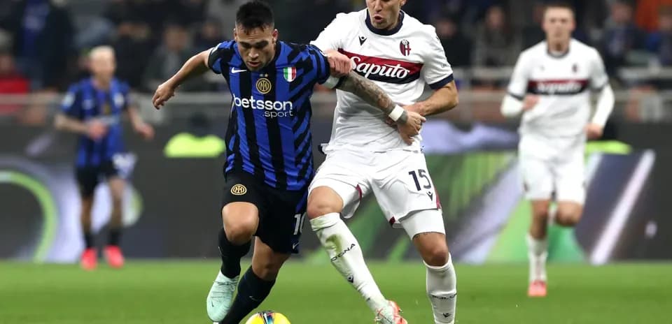 Luchador de Bologna e Inter en el partido