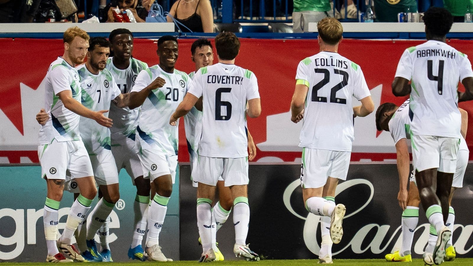 Jugadores celebrando un gol en el partido