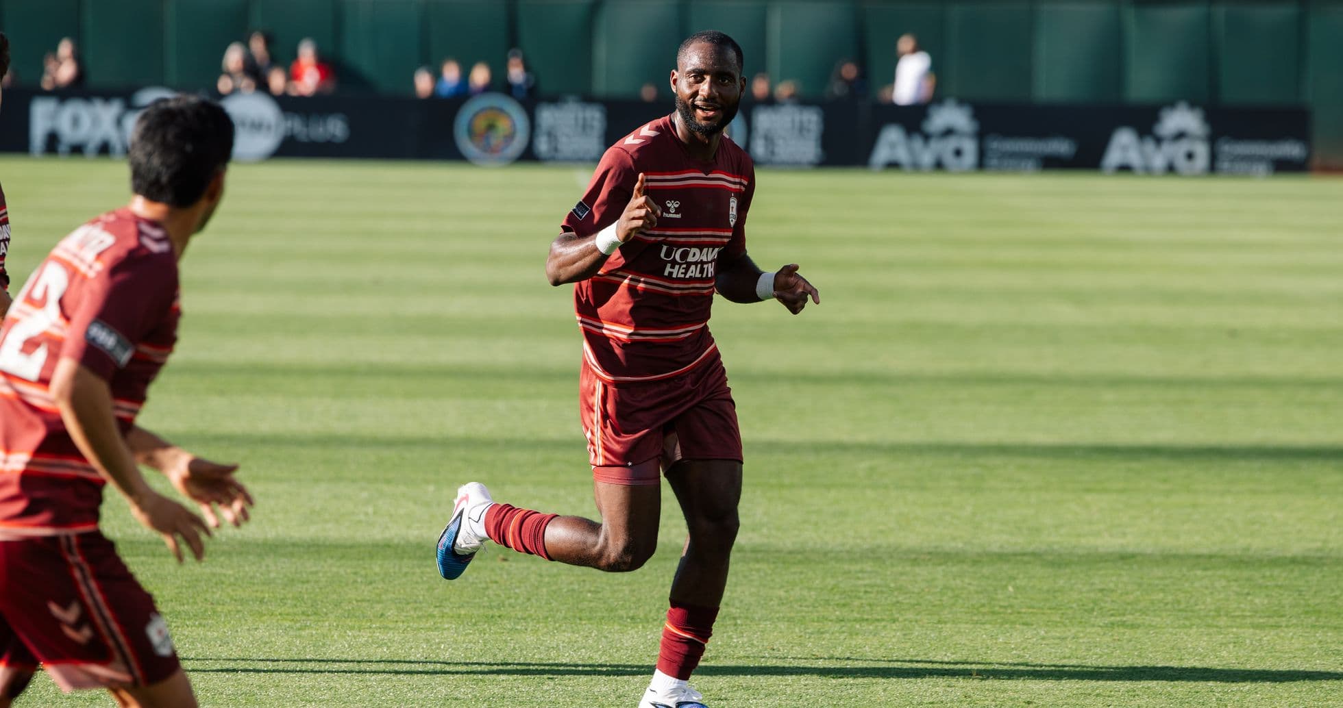 Jugador celebrando un gol en el partido
