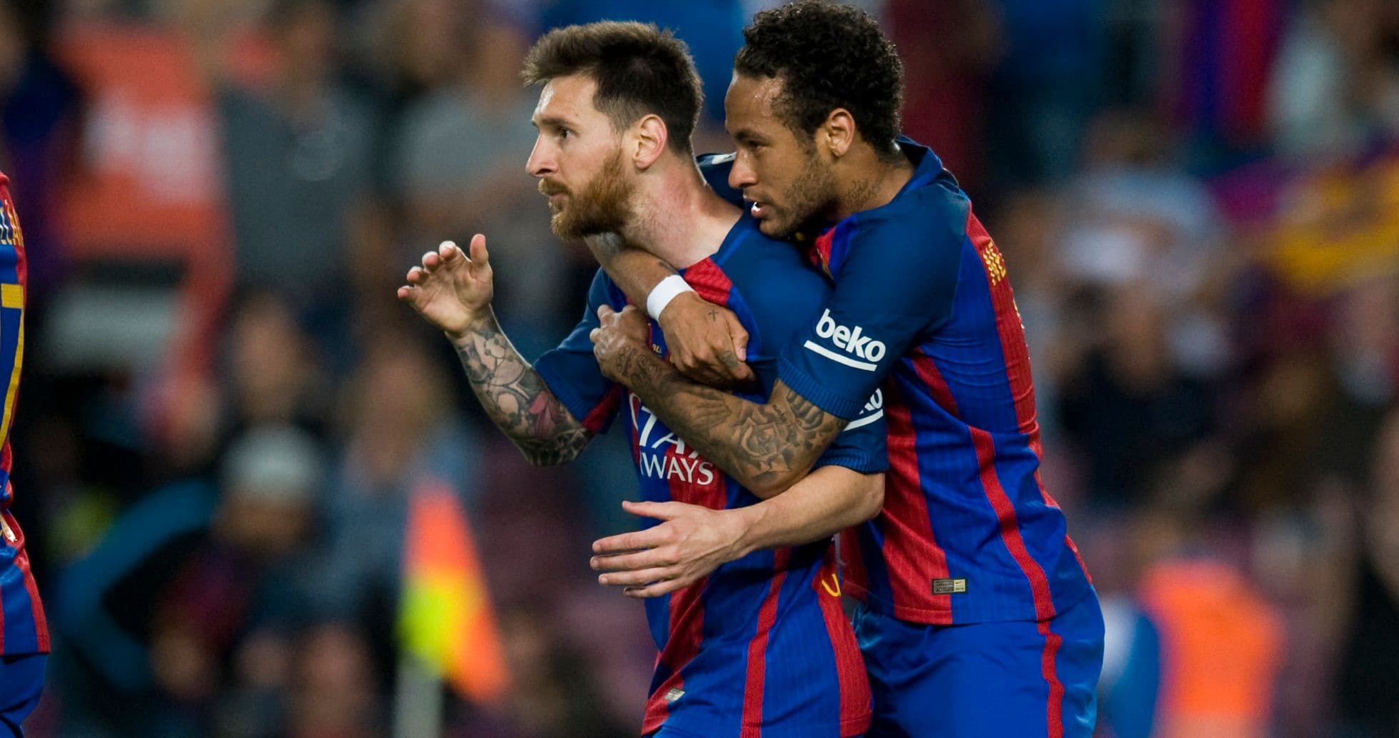 Messi y Neymar celebrando un gol en el campo