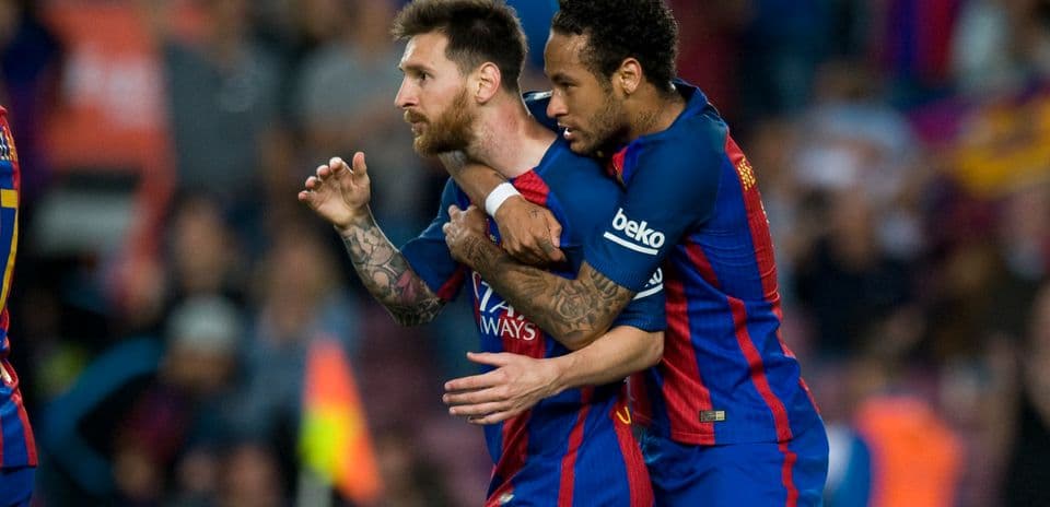 Messi y Neymar celebrando un gol en el campo