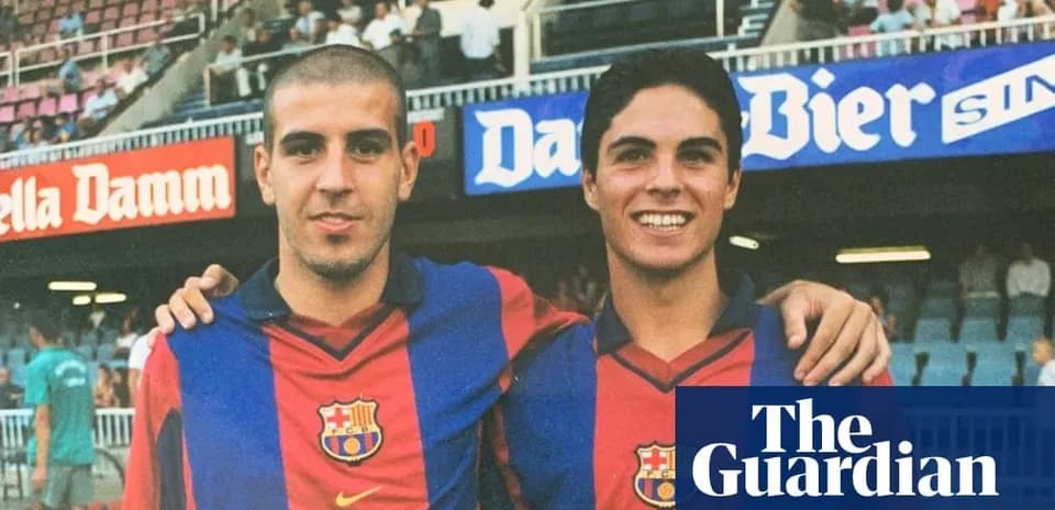 Dos jugadores de FC Barcelona posando en el estadio
