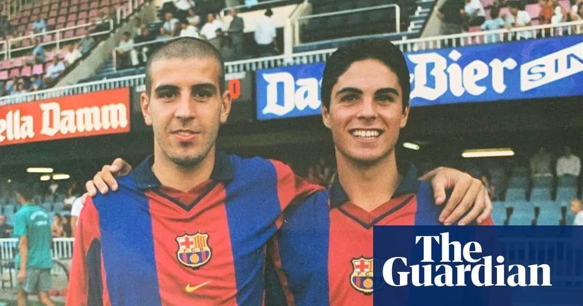Dos jugadores de FC Barcelona posando en el estadio