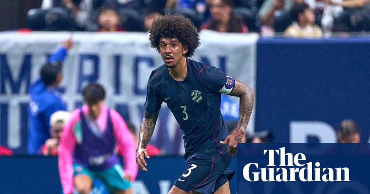 Jugador de Estados Unidos corriendo en el campo