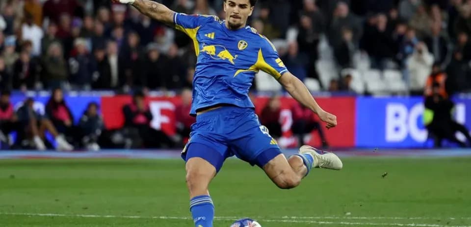 Jugador de Leeds United pateando el balón en partido