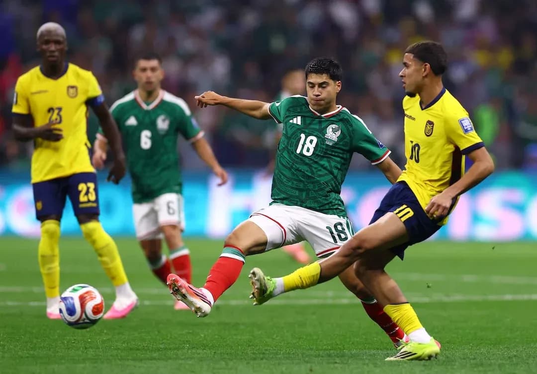 Jugador de México interviniendo en el partido