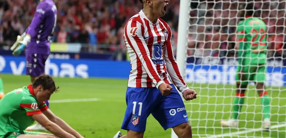 Jugador del Atlético de Madrid celebra un gol