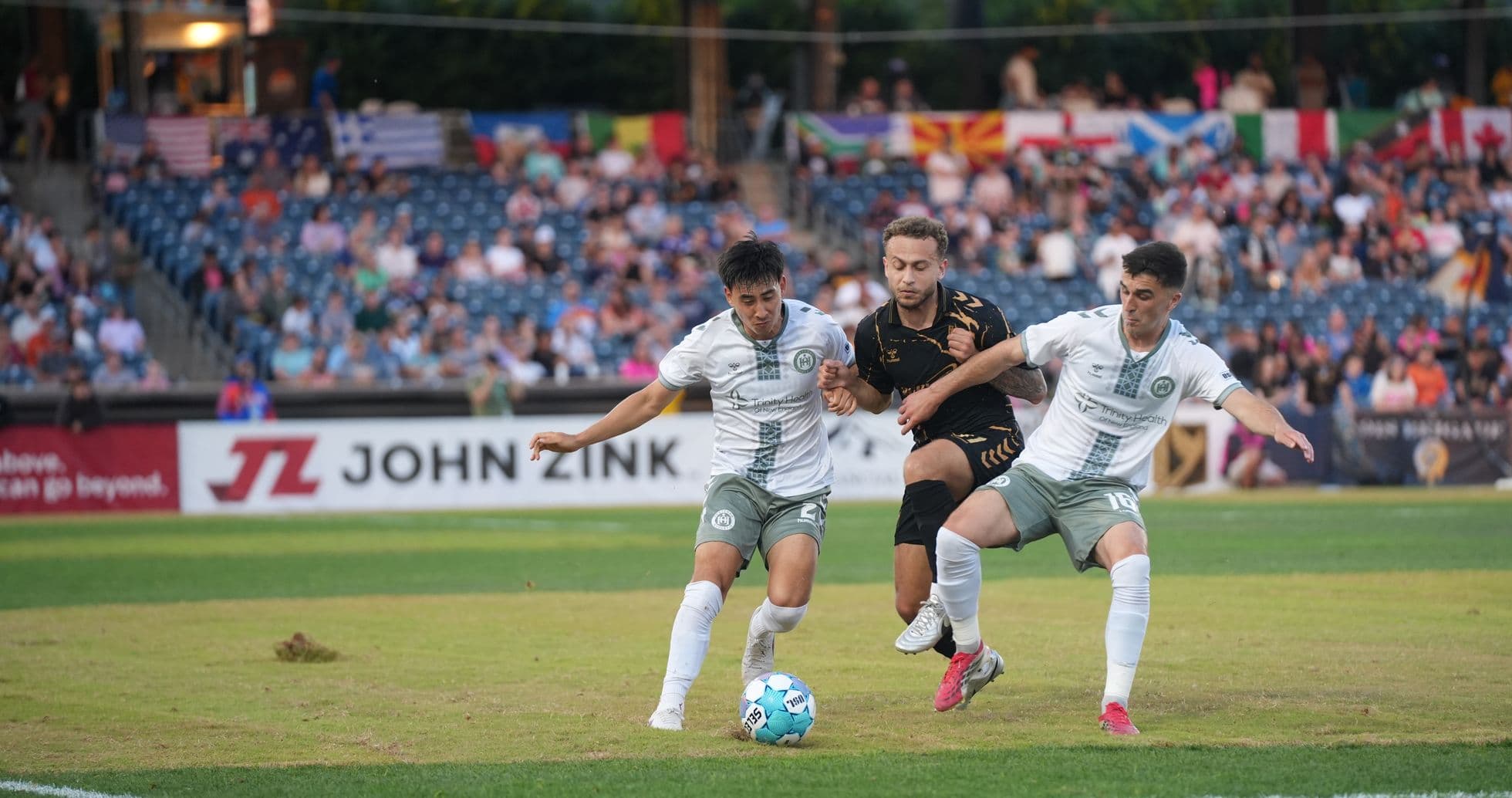 Jugadores de Hartford Athletic compiten por el balón