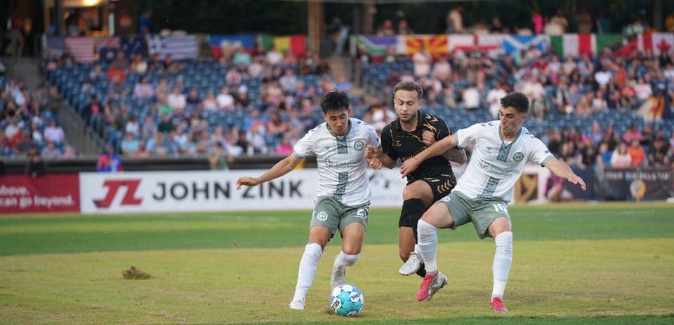 Jugadores de Hartford Athletic compiten por el balón
