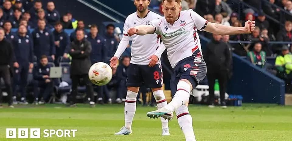 Jugador pateando el balón en un partido de fútbol