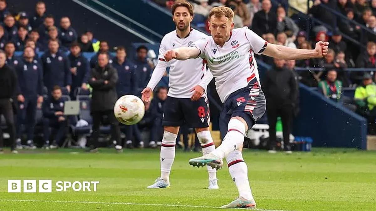 Jugador pateando el balón en un partido de fútbol