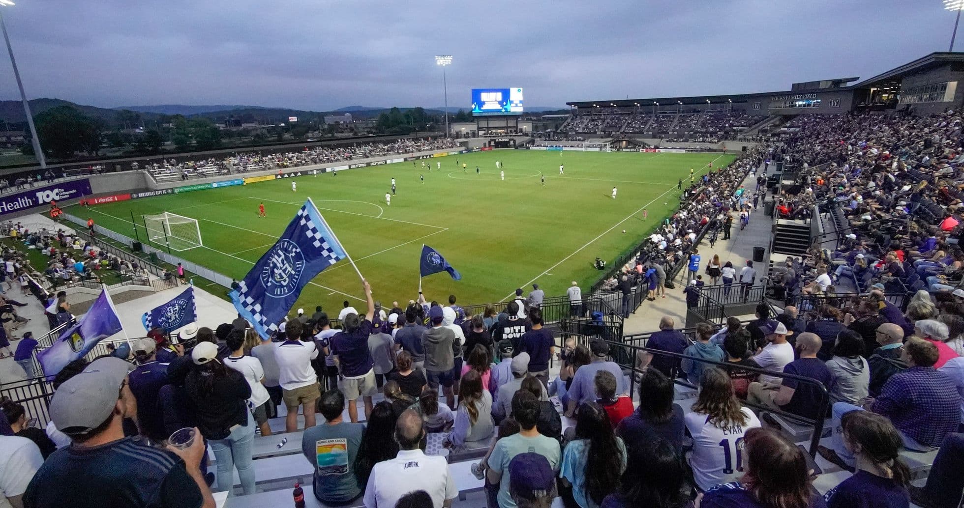 Aficionados apoyando a Huntsville City en el partido