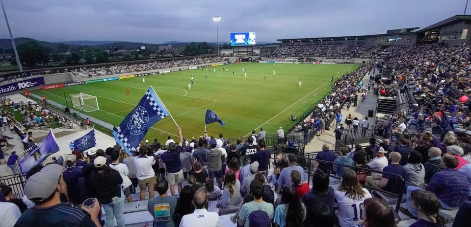 Aficionados apoyando a Huntsville City en el partido