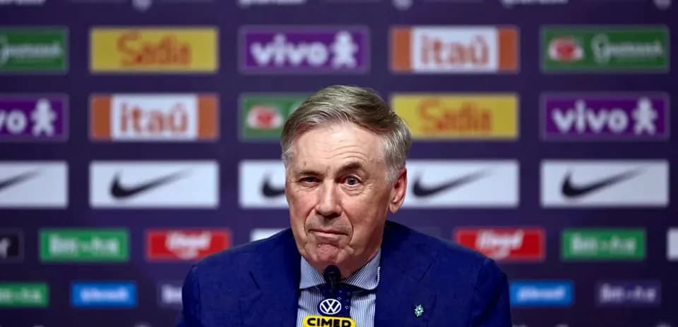 Entrenador en conferencia de prensa con patrocinadores detrás