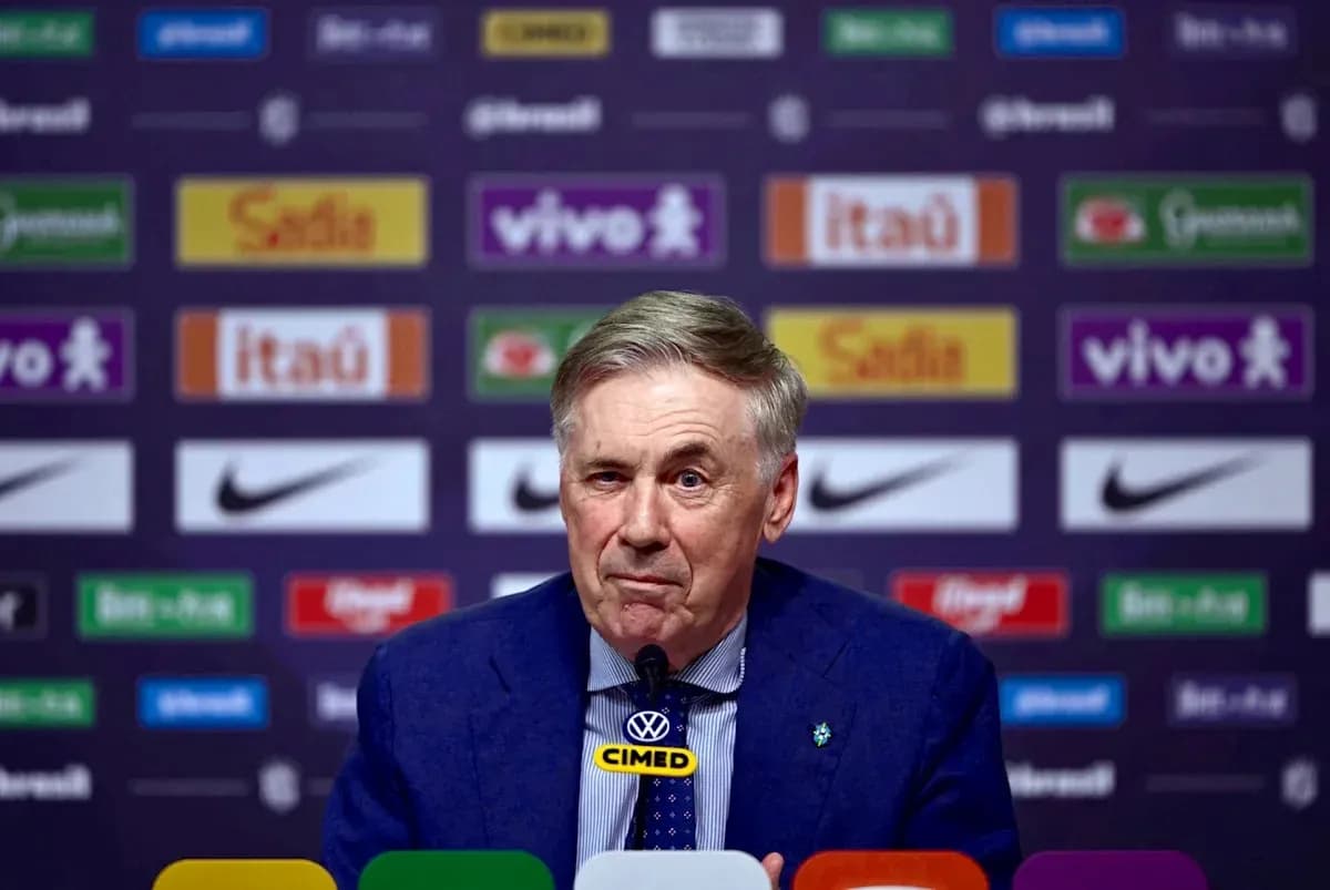 Entrenador en conferencia de prensa con patrocinadores detrás