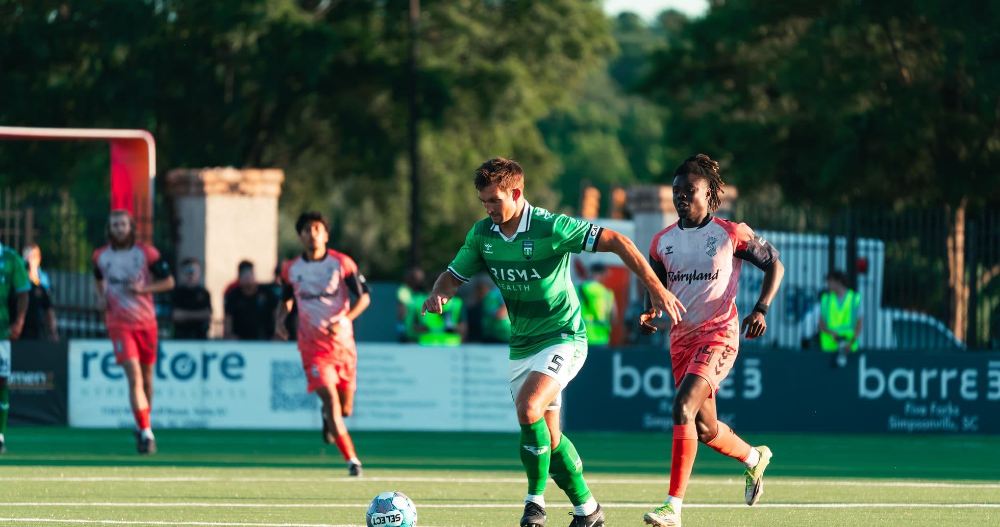 Jugador del Greenville Triumph avanzando con el balón