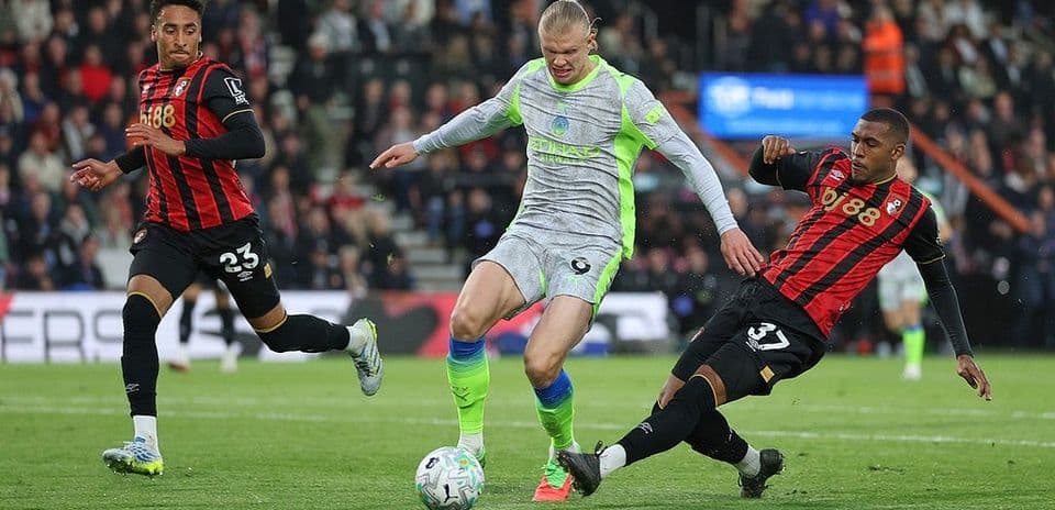Erling Haaland enfrentando a dos jugadores del Bournemouth