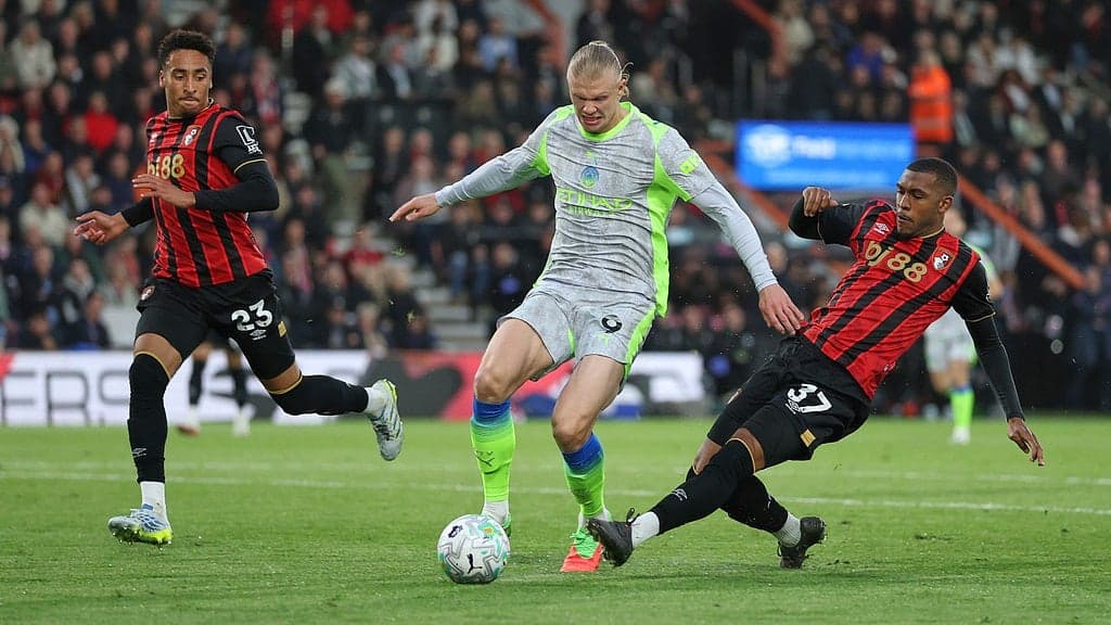 Erling Haaland enfrentando a dos jugadores del Bournemouth