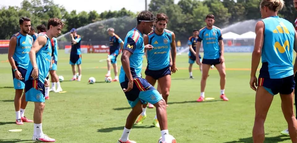 Jugadores entrenando en el campo de entrenamiento