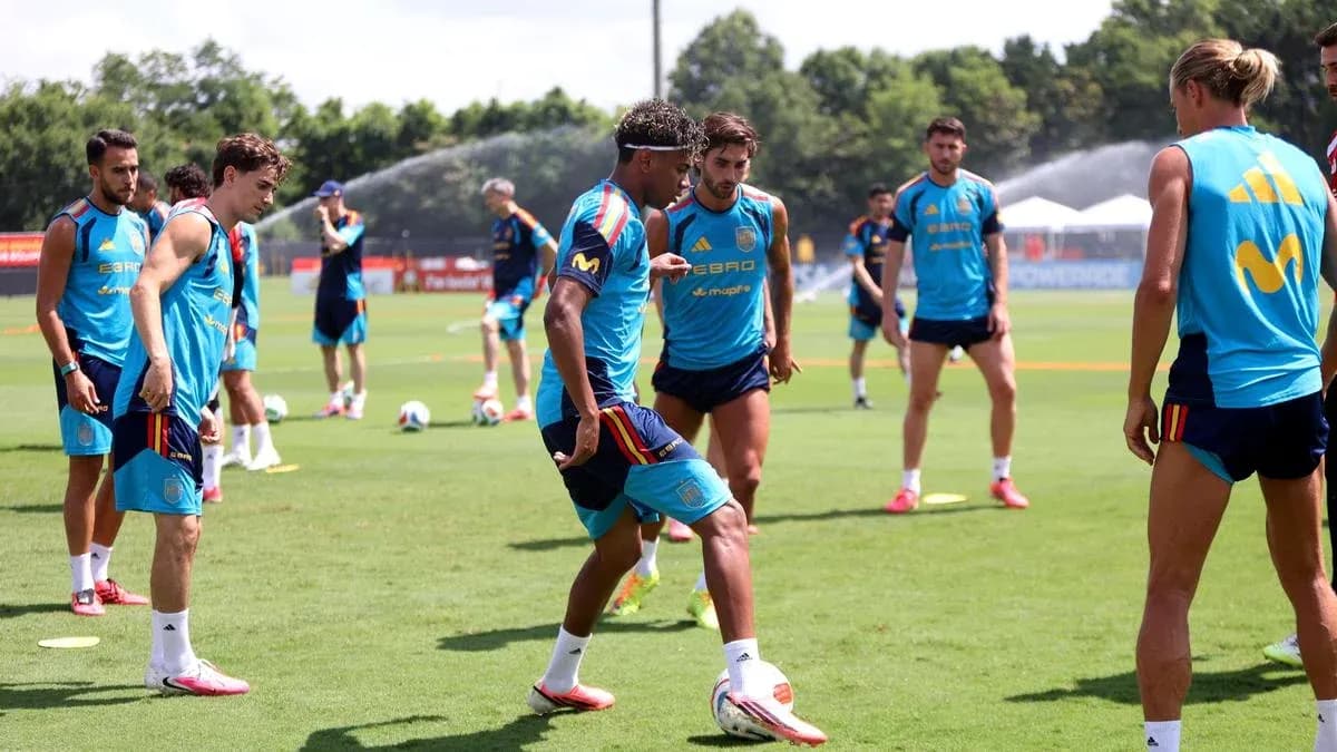 Jugadores entrenando en el campo de entrenamiento
