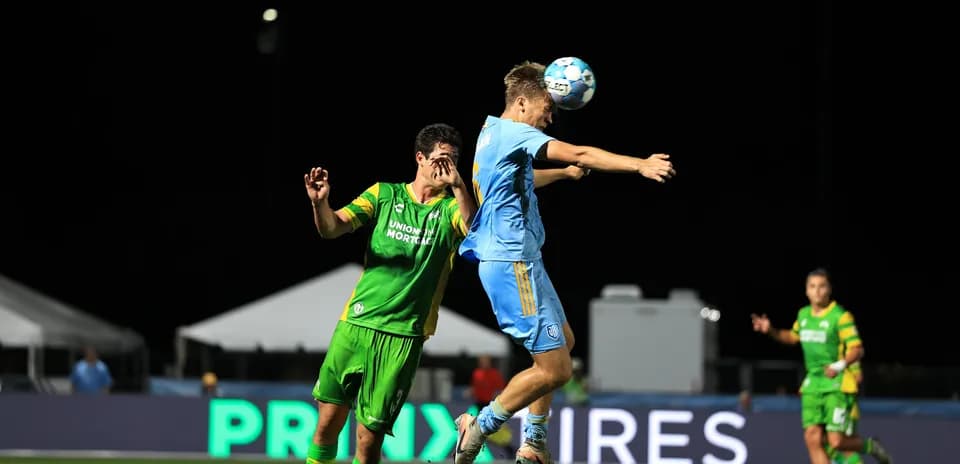Jugador de Sporting JAX saltando para cabezear