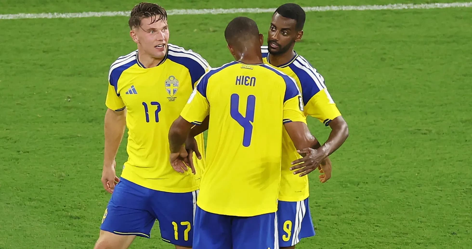 Jugadores de Suecia celebrando un gol en el partido