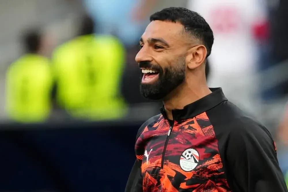 Jugador sonriendo durante calentamiento en el campo