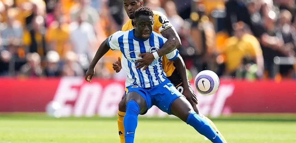 Jugadores de Brighton y Wolves en acción