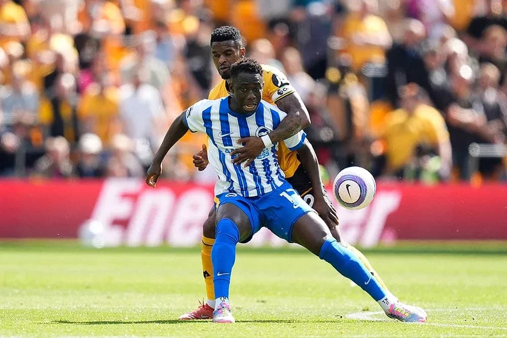 Jugadores de Brighton y Wolves en acción