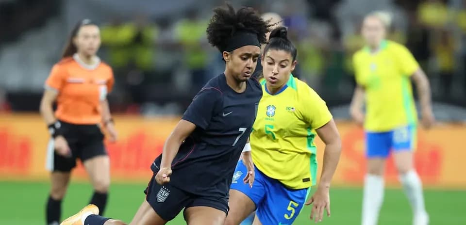 Jugadora de EE. UU. avanzando con el balón contra Brasil