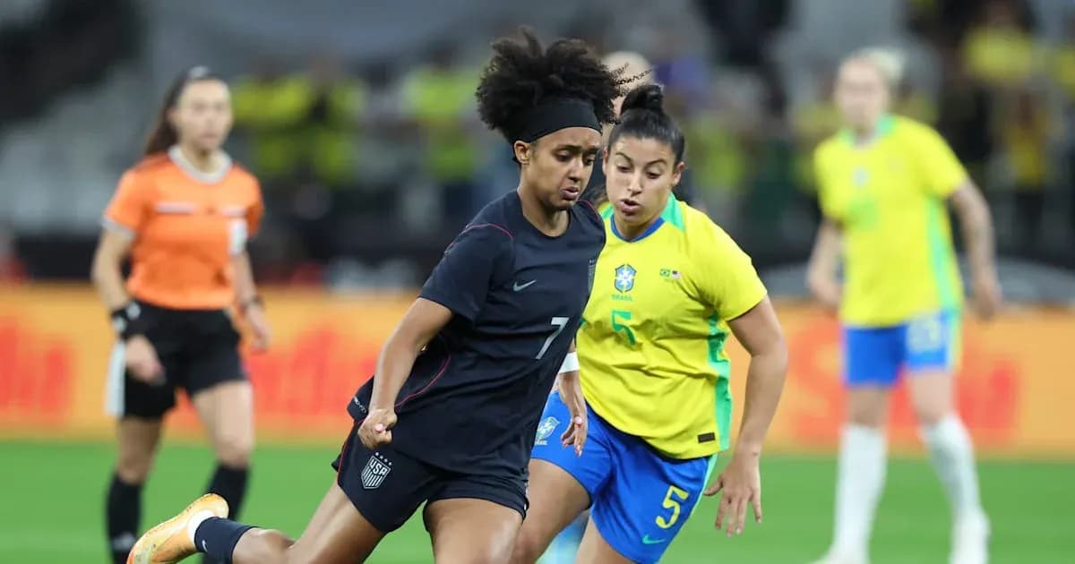 Jugadora de EE. UU. avanzando con el balón contra Brasil