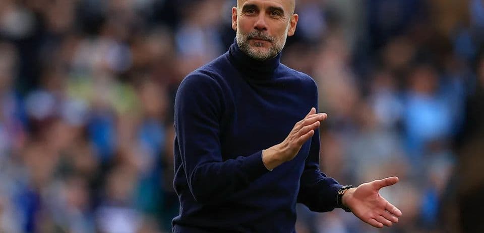 Entrenador dirigiendo a su equipo desde la banda