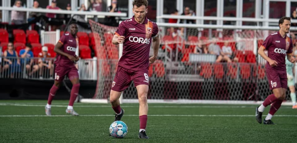 Jugador con balón durante el partido de fútbol