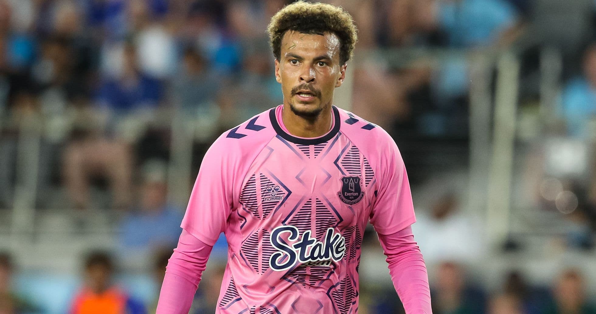 Portero de Everton en camiseta rosa durante el partido