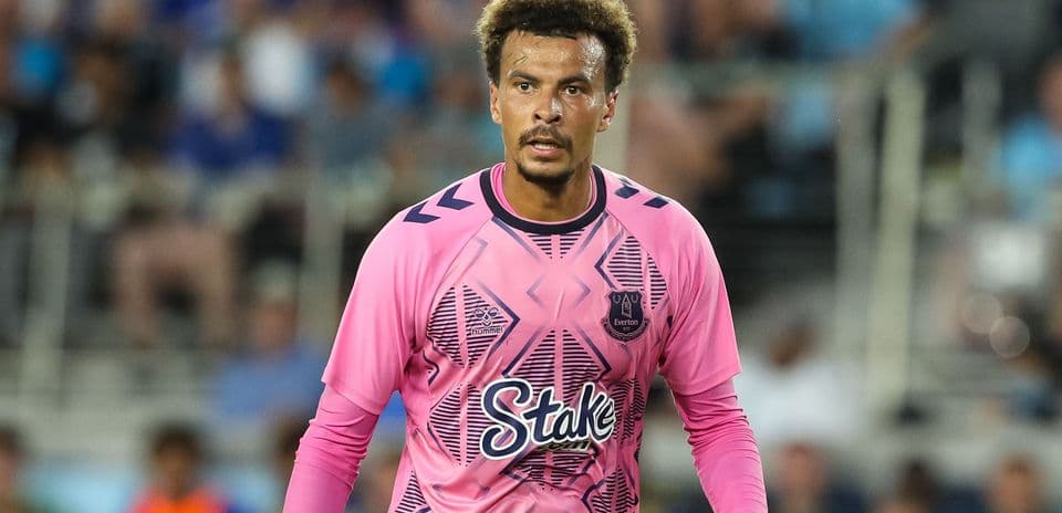 Portero de Everton en camiseta rosa durante el partido