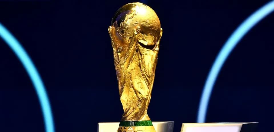 Trofeo de la Copa Mundial de la FIFA en pedestal