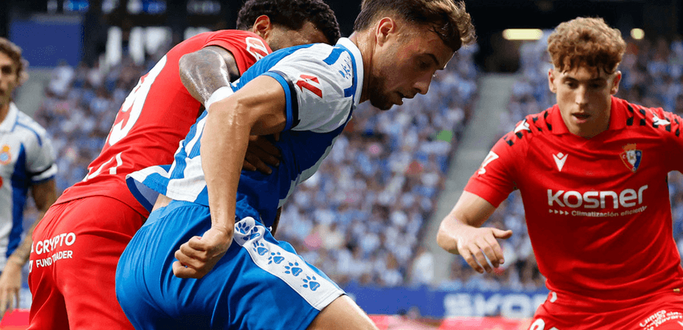 Jugadores de Osasuna y Espanyol en acción